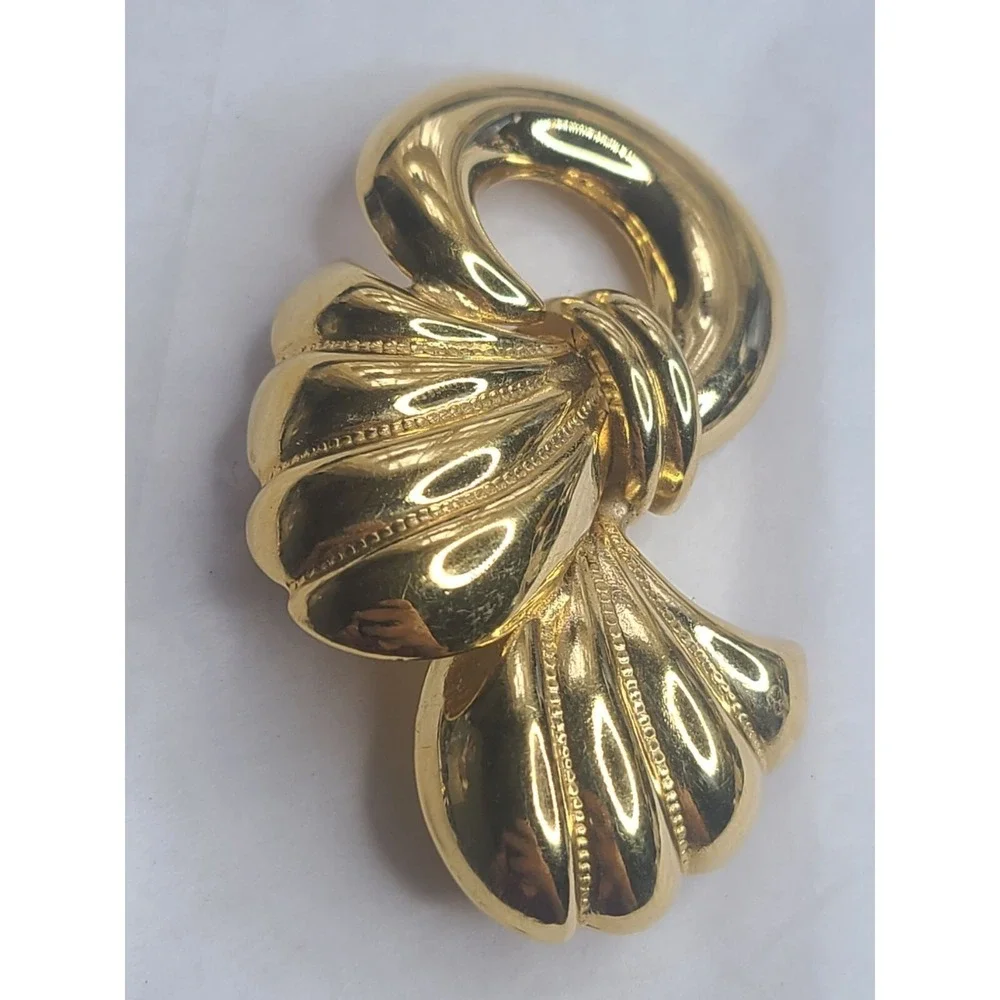 Vintage Gold-Tone Brooch Pin With Ribbon Design